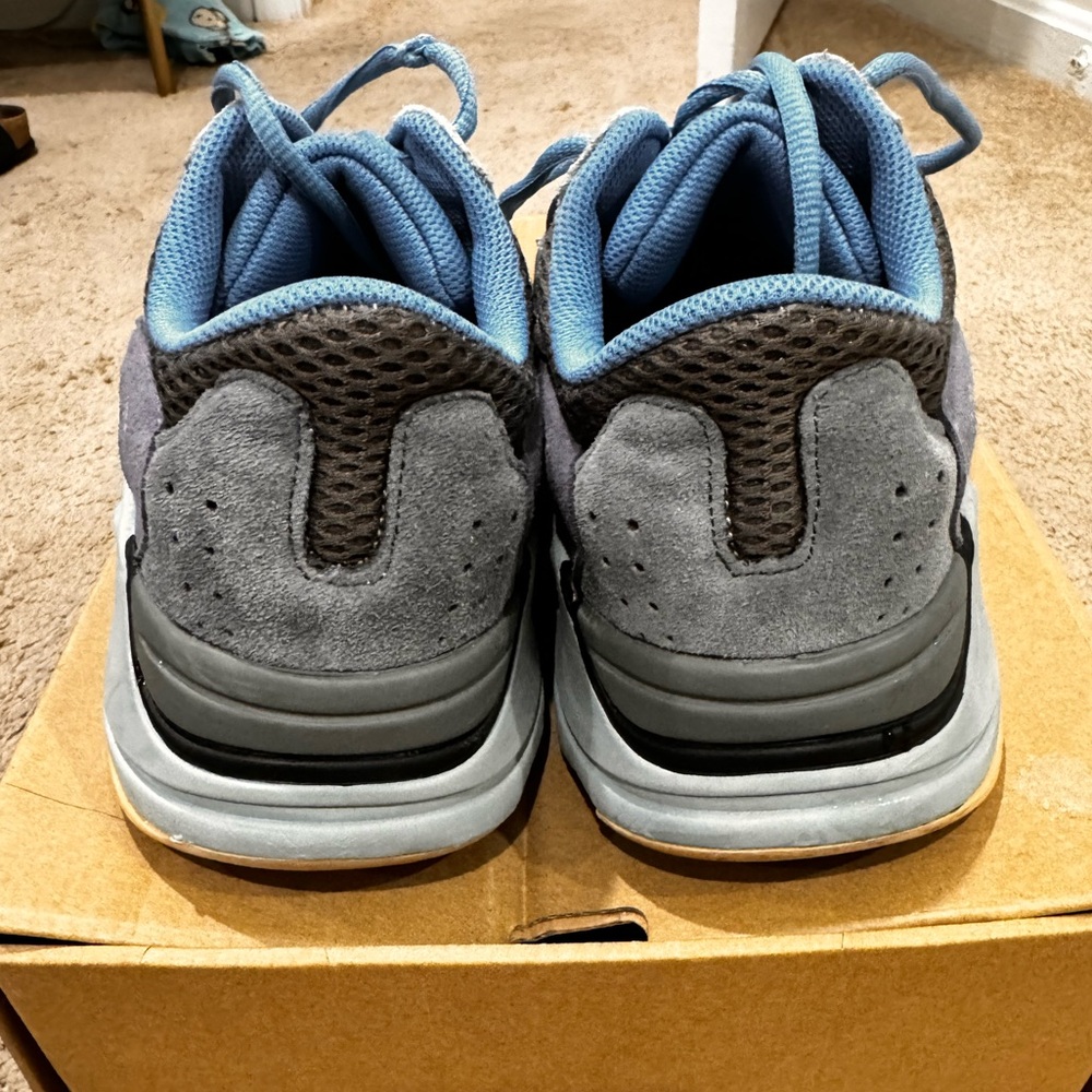 Adidas 700 Boost - Picture 4 of 5